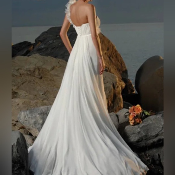 Elegant White One-Shoulder Gown - Picture 2 of 8